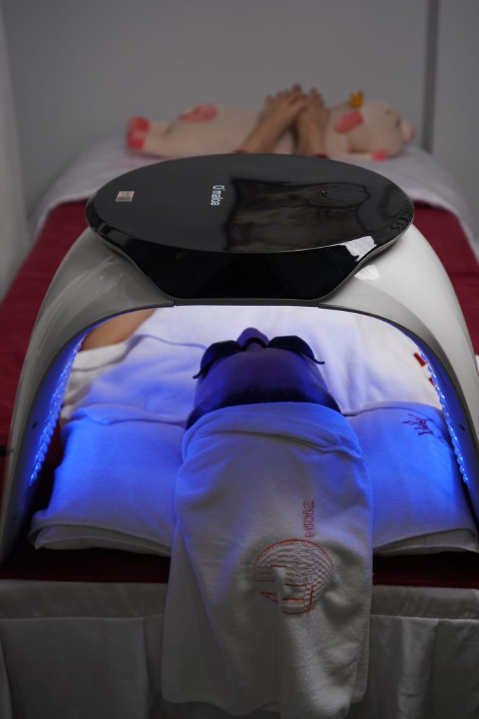 Điều trị mụn bằng ánh sáng LED tại Skin Plus