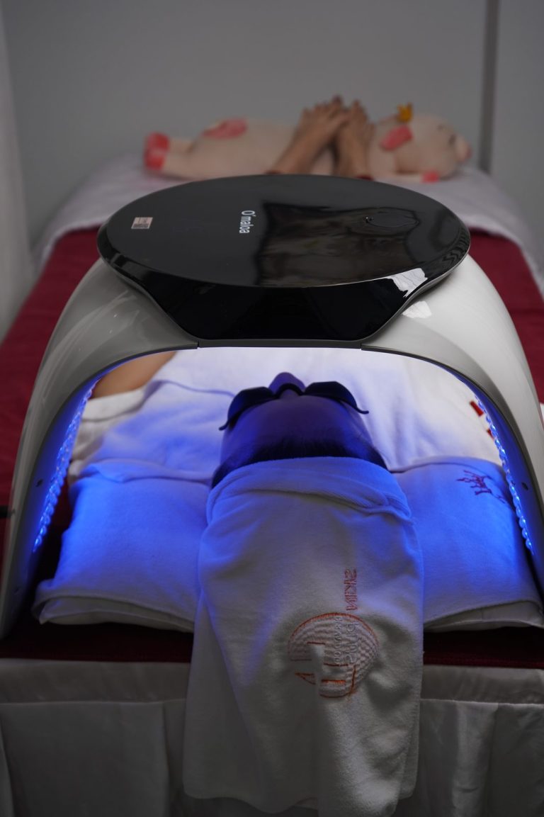 Điều trị mụn bằng ánh sáng LED tại Skin Plus