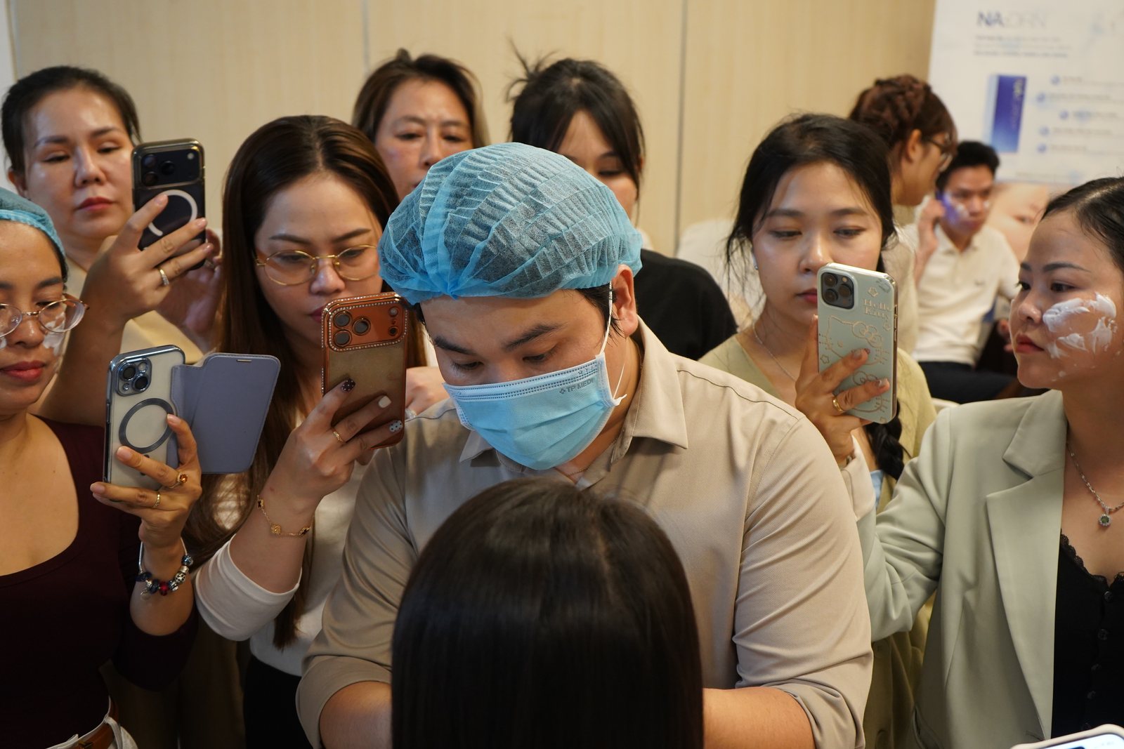 BS. CKI Trần Anh Đức hướng dẫn thực hành tại workshop Kiara – Skin Plus Academy